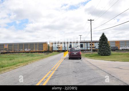 Minivan hielt an einem Bahnübergang westlich von Beecher, Illinois Stockfoto