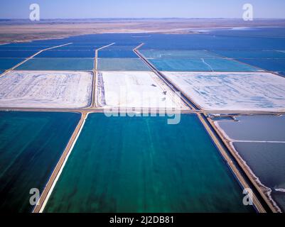 Salzbergbau in Dampier, Westaustralien, zeigt die gefärbten Salzteiche, um Wasser zu verdunsten. Stockfoto