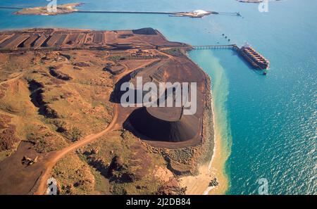 Verladen von Eisenerz auf ein Schiff in Dampier, Westaustralien. Stockfoto