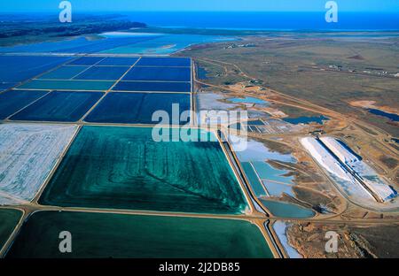 Salzbergbau in Dampier, Westaustralien, zeigt die gefärbten Salzteiche, um Wasser zu verdunsten. Stockfoto