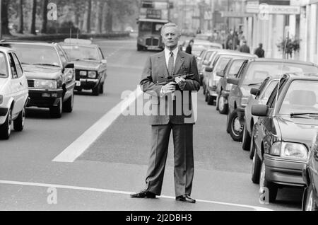 Der britische Schauspieler Edward Woodward, der in der amerikanischen Fernsehserie The Equalizer den Ex-Agenten Robert McCall spielt, posiert in London mit einem Maschinengewehr, um die Serie zu promoten. 25.. Oktober 1986. *** Lokale Bildunterschrift *** Der Equalizer Stockfoto