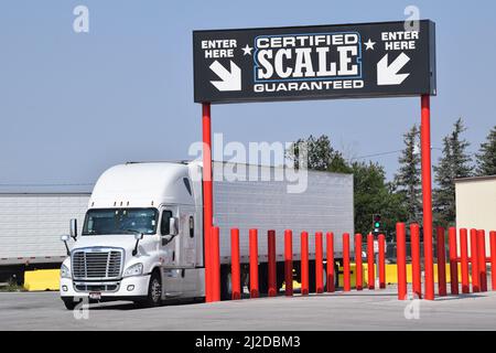 Zertifizierte LKW-Waage bei Sapp Bros Truck Stop auf der Ostseite von Cheyenne Wyoming; August 2021 Stockfoto