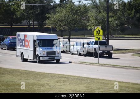 Ein FedEx-Lkw fährt eine Straße in Dallas, Texas, im Oktober 2021 Stockfoto