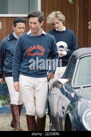 Prinz Charles und Prinzessin Diana, der Prinz und die Prinzessin von Wales, auf Smith's Lawn, Windsor, begleitet von Charles 'Les Diables Bleus' Teamkollege Guy Wildenstein, bevor sie an ihrem Spiel im Guards Polo Club teilnahmen.25.. Mai 1986. Stockfoto