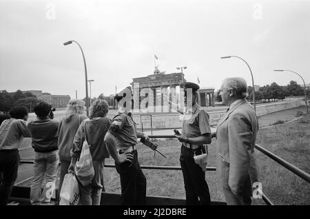 Blick auf die Berliner Mauer, Deutschland. Abgebildet sind die Royal Military Police. 7.. August 1986. Stockfoto