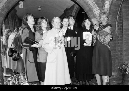 Die Beerdigung von Sir Michael Redgrave im Mortlake Crematorium. Abgebildet sind Lynn Redgrave, Natasha Richardson, Rachel Kempson, Joely Richardson, Jemma Redgrave und Vanessa Redgrave. 26.. März 1985. Stockfoto