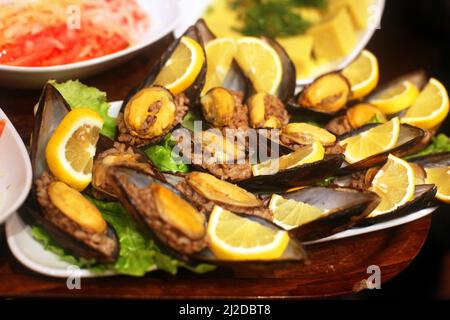 Miesmuscheln mit Reis auf dem Speiseteller. Stockfoto