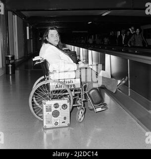 Popsänger Meat Loaf verlässt den Flughafen Heathrow im Rollstuhl. 23.. Juni 1985. Stockfoto