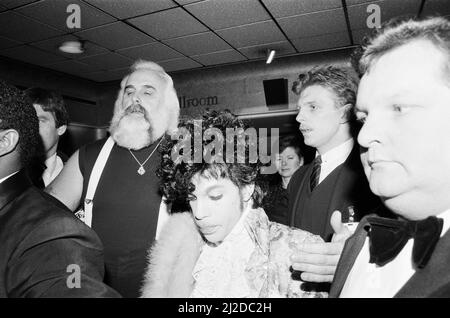 Prince, amerikanischer Sänger, abgebildet bei den British Phonographic Industry, BPI Awards, aka Brit Awards, im Grosvenor House, London, 12.. Februar 1985. Er erhielt zwei Auszeichnungen, den besten internationalen Solo-Künstler und die beste Soundtrack-/Cast-Aufnahme für Purple Rain. Stockfoto