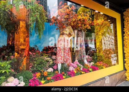 Usa. 31. März 2022. 2022 jährliche Macy's Flower Show am Herald Square. Das diesjährige Thema sind Düfte von Blumen. Die Frühjahrsshow zieht Tausende von Menschen an, von denen viele in den Laden gehen und Waren kaufen. Viele Menschen fotografieren Blumen, fotografieren Freunde und Familienmitglieder, machen Selfies und berühren sogar Blumen, um zu überprüfen, ob sie real und nicht künstlich sind. Reflexionen im Blumenfenster des Ladens. (Foto von Lev Radin/Pacific Press) Quelle: Pacific Press Media Production Corp./Alamy Live News Stockfoto