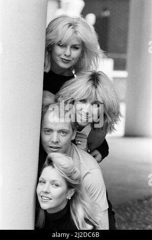 Der schottische Sänger Jim Diamond zeigte sich mit seiner Begleitgruppe Vicki und Sam Brown, der Frau und Tochter von Joe Brown und Sonia Jones. Abgebildet, von oben nach unten, Sam Brown, Vicki Brown, Jim Diamond und Sonia Jones. 16. Mai 1985. Stockfoto