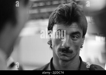 Liverpool Football Club kehrt nach Hause zurück. Tag nach der Katastrophe im Heysel-Stadion, bei der 39 Fußballfans ums Leben kamen. Ein emotionaler Ian Rush, aufgenommen am Flughafen Liverpool. 30. Mai 1985. Stockfoto