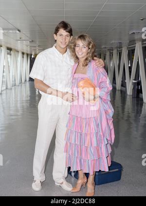 Der englische Fußballspieler Gary Lineker mit seiner Frau Michelle in London Heathrow. 6.. Juli 1986. Stockfoto