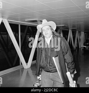 Popsänger Meat Loaf verlässt den Flughafen Heathrow nach New York. Er war in diesem Land auf Tournee. 28.. Februar 1985. Stockfoto