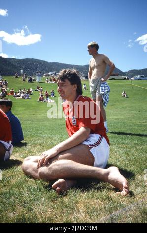 Die englische Fußballmannschaft nimmt an einem Warm-Up-Spiel gegen ein Team der US-Luftwaffe in Colorado Springs, USA, Teil, um sich auf das Weltcup-Turnier 1986 in Mexiko vorzubereiten. England gewann das Spiel 11-0. Der englische Fußballspieler Bryan Robson entspannt sich beim Betrachten der Action. 11. Mai 1986. Stockfoto