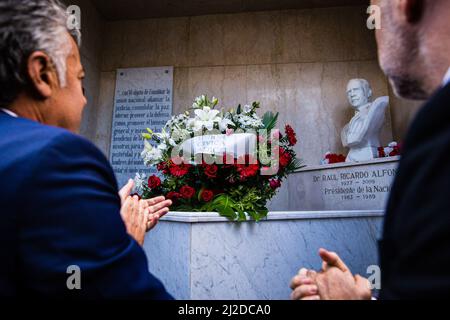 Buenos Aires, Argentinien. 30. März 2022. Der Regierungschef der Stadt Buenos Aires, Horacio Rodriguez Larreta, und der Politiker der Radikalen Bürgerunion (UCR), Alfredo Cornejo, applaudieren vor dem Grab des ehemaligen argentinischen Präsidenten Raúl Alfonsín. Hommage an den ehemaligen Präsidenten Raúl Alfonsín. Das Nationale Komitee der Radikalen Bürgerunion (UCR), einer politischen Partei, der Alfonsín angehörte, würdigte ihn 13 Jahre nach seinem Tod auf dem Friedhof von Recoleta. Kredit: SOPA Images Limited/Alamy Live Nachrichten Stockfoto