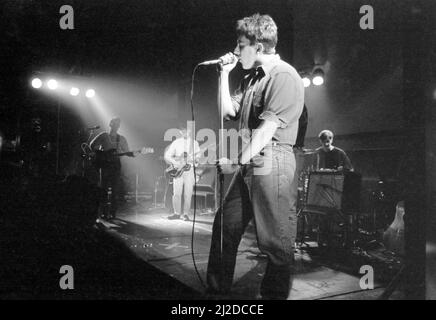 Terry Hall und The Colorfield spielten auf der Bühne des Coventry Lanchester Polytechnic bei der Veranstaltung „Cov Aid“, um hungernde Kinder in Afrika zu ernähren. Es war das Debüt in der Heimatstadt des Colorfield. 15 Bands aus der Region Coventry spielten jeweils einen 20-minütigen Satz in der sechseinhalbstündigen Feier. Sie wechselten zwischen zwei Hallen und spielten vor mehr als 800 begeisterten Pop-Fans. Die Veranstaltung brachte mehr als 3.200 Menschen für den Krieg gegen den Hunger in Äthiopien und im Sudan zur Sprache. 21.. Oktober 1985 Stockfoto