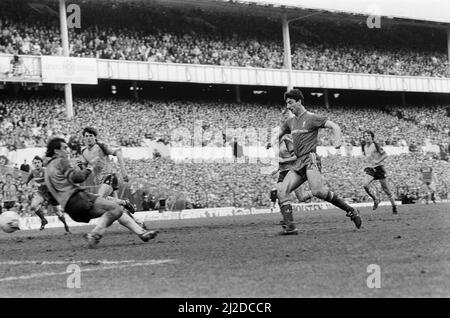 FA Cup Halbfinale in der White Hart Lane. Liverpool 2 v. Southampton 0. Liverpools Ian Rush eröffnet den Torreigen in zusätzlicher Zeit, vorbei an Southampton-Torwart Peter Shilton. 5.. April 1986. Stockfoto