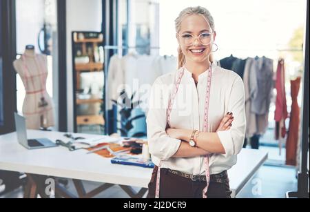 Ich habe Sie wie eine Million Dollar aussehen. Aufnahme einer erfolgreichen jungen Modedesignerin in ihrer Werkstatt. Stockfoto