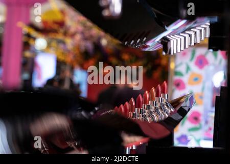 Usa. 31. März 2022. 2022 jährliche Macy's Flower Show am Herald Square. Das diesjährige Thema sind Düfte von Blumen. Die Frühjahrsshow zieht Tausende von Menschen an, von denen viele in den Laden gehen und Waren kaufen. Viele Menschen fotografieren Blumen, fotografieren Freunde und Familienmitglieder, machen Selfies und berühren sogar Blumen, um zu überprüfen, ob sie real und nicht künstlich sind. Reihe von Lippenstiften vor der Blumeninstallation. (Bild: © Lev Radin/Pacific Press via ZUMA Press Wire) Stockfoto