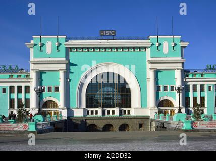Nowosibirsk, Sibirien, Russland, 03.12.2022: Der Hauptbahnhof auf der Transsibirischen Eisenbahn. Der Platz vor der Nowosibirsk-Glavny Eisenbahn Statio Stockfoto