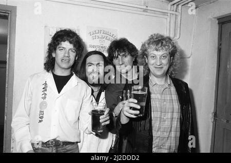 Slade lanciert ihr neues Album 'Rogue's Gallery' mit einer Party im Royal Exchange Pub in Bilston. L-R Jim Lea, Dave Hill, Don Powell und Noddy Holder. 21.. März 1985. Stockfoto