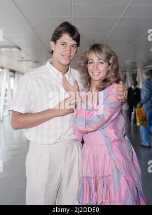 Der englische Fußballspieler Gary Lineker mit seiner Frau Michelle in London Heathrow 6.. Juli 1986. Stockfoto