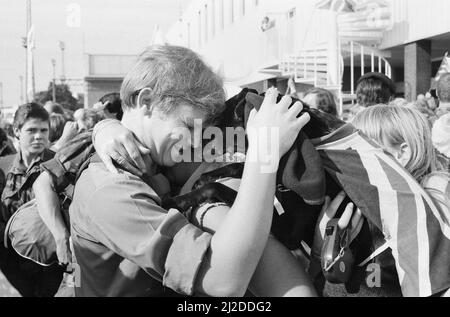 Die letzte Heimkehr der Armeeeinheiten des Royal Engineers 36. Regiment fand im RAF Brize Norton, Oxfordshire, statt. Das von Oberstleutnant Geoff Field kommandierte Regiment war operativ an der Falkland-Inselkampagne beteiligt. 3.. September 1982. Stockfoto