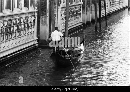 EastEnders spielt Leslie Grantham und Anita Dobson als Dirty Den und Angie und dreht in Venedig, Italien. 24.. September 1986. Stockfoto