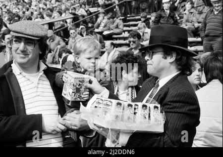 Pop Star und FC Watford Vorsitzender, Elton John, Ausgabe Ostern Eier zu Fans. Watford v Southampton Football Match. 6. April 1985. Stockfoto