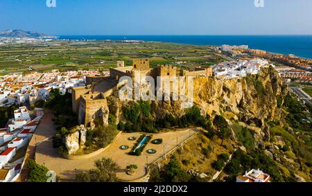 Die spanische Stadt Salobrena liegt auf einer Steinklippe mit Blick auf die befestigte Burg Stockfoto