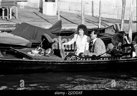 EastEnders spielt Leslie Grantham und Anita Dobson als Dirty Den und Angie und dreht in Venedig, Italien. 24.. September 1986. Stockfoto