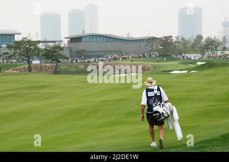 Sep 17, 2011-Incheon, Südkorea-Caddy von Mark Calcavecchia, der während der zweiten Runde der PGA Tour Songdo IBD Meisterschaft im Jack Nicklaus Golf Club in Incheon, westlich von Seoul, am 17. September 2011, Südkorea, in die Halle 9. geht. Stockfoto