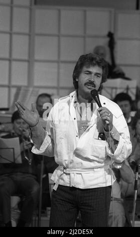 Der singende Superstar Engelbert Humperdinck tritt in der BBC-Show „Pebble Mill at One“ auf. 24.. April 1985 Stockfoto