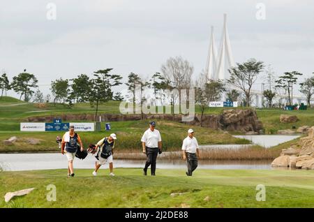 18. September 2011-Incheon, Südkorea-Sandy Lyle aus Schottland (C) und David Eger aus den USA (R) gehen nach dem 14.-Hallensalat, das während der PGA Tour Songdo IBD-Meisterschaftsfinalrunde im Jack Nicklaus Golf Club in Incheon am 18. September 2011 gedreht wurde. Stockfoto