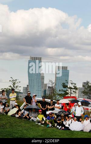 Sep 18, 2011-Incheon, Südkorea-Zuschauer beobachten 18. Hallenspiele während der PGA Tour Songdo IBD-Endrunde im Jack Nicklaus Golf Club in Incheon am 18. September 2011. Stockfoto