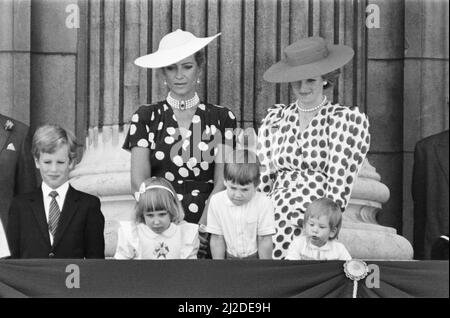 Die königliche Familie versammelt sich auf dem Balkon des Buckingham Palace zur Trooping of the Colour Ceremony. Prinzessin Diana lächelt ihren Kindern zu, die den Tag genießen. Von links nach rechts: Peter Phillips, **unbekannt** Prinz William und Prinz Harry. Dahinter steht Prinzessin Michael von Kent und Prinzessin Diana Bild aufgenommen am 14.. Juni 1986 Stockfoto