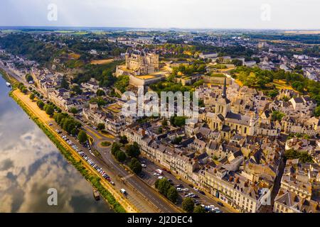 Luftaufnahme der Stadt Saumur und des mittelalterlichen Schlosses Saumur am Ufer der Loire Stockfoto