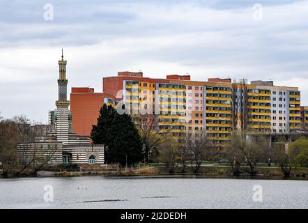 30. März 2022, Brandenburg, Potsdam: Das Dampfmaschinenhaus an der Havelbucht Neustadt ist in seiner Form einer Moschee nachempfunden. Die Dampfmaschine, die hier untergebracht ist, ermöglichte es den Springbrunnen im Sanssouci Park zu sprudeln. Im Minarett ist ein Kamin versteckt. Friedrich Wilhelm IV. Hatte den Bau 1841, dem Jahr seiner Thronbesteigung, in Auftrag gegeben. Zum Saisonstart am 1. April 2022 eröffnet die Stiftung Preußische Schlösser und Gärten Berlin-Brandenburg (SPSG) jährlich einige Häuser, die während der Wintersaison regelmäßig geschlossen wurden. Als besondere Highlights gilt das Belvedere Klausberg, der Norman Stockfoto