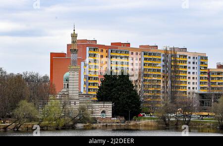 30. März 2022, Brandenburg, Potsdam: Das Dampfmaschinenhaus an der Havelbucht Neustadt ist in seiner Form einer Moschee nachempfunden. Die Dampfmaschine, die hier untergebracht ist, ermöglichte es den Springbrunnen im Sanssouci Park zu sprudeln. Im Minarett ist ein Kamin versteckt. Friedrich Wilhelm IV. Hatte den Bau 1841, dem Jahr seiner Thronbesteigung, in Auftrag gegeben. Zum Saisonstart am 1. April 2022 eröffnet die Stiftung Preußische Schlösser und Gärten Berlin-Brandenburg (SPSG) jährlich einige Häuser, die während der Wintersaison regelmäßig geschlossen wurden. Als besondere Highlights gilt das Belvedere Klausberg, der Norman Stockfoto