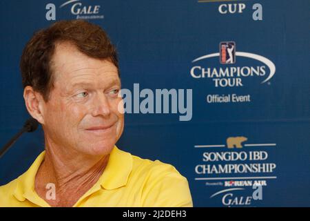 Sep 5, 2011-Incheon, Südkorea-Tom Watson nimmt an der Pressekonferenz während der PGA Tour Songdo IBD Championship in Incheon, westlich von Seoul, am 5. September 2011, Südkorea Teil. Die Songdo IBD Championship ist ein Golfturnier auf der Champions Tour. Es wurde zum ersten Mal als die Posco E&C Songdo Championship im September 2010 im Jack Nicklaus Golf Club Korea in Songdo, Südkorea, gespielt. Es war das erste Turnier der Champions Tour in Asien. 2010 betrug der Geldbeutel 3.000.000 US-Dollar, $450.000 gingen an den Gewinner. Dies war der größte Geldbeutel, den es je für ein Champions Tour-Event gab. Stockfoto