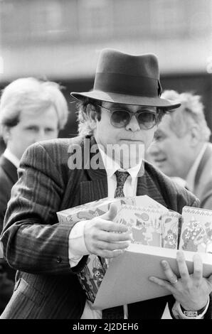 Pop Star und FC Watford Vorsitzender, Elton John, Ausgabe Ostern Eier zu Fans. Watford v Southampton Football Match. 6. April 1985. Stockfoto