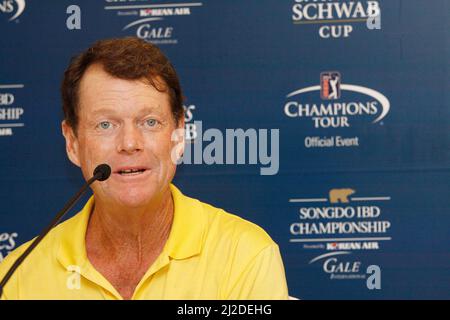 Sep 5, 2011-Incheon, Südkorea-Tom Watson nimmt an der Pressekonferenz während der PGA Tour Songdo IBD Championship in Incheon, westlich von Seoul, am 5. September 2011, Südkorea Teil. Die Songdo IBD Championship ist ein Golfturnier auf der Champions Tour. Es wurde zum ersten Mal als die Posco E&C Songdo Championship im September 2010 im Jack Nicklaus Golf Club Korea in Songdo, Südkorea, gespielt. Es war das erste Turnier der Champions Tour in Asien. 2010 betrug der Geldbeutel 3.000.000 US-Dollar, $450.000 gingen an den Gewinner. Dies war der größte Geldbeutel, den es je für ein Champions Tour-Event gab. Stockfoto