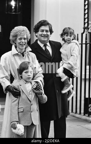 Schatzkanzler Nigel Lawson und seine Frau Therese mit ihren Kindern außerhalb der Downing Street Nr. 11 am Budgettag. 19.. März 1985. Stockfoto