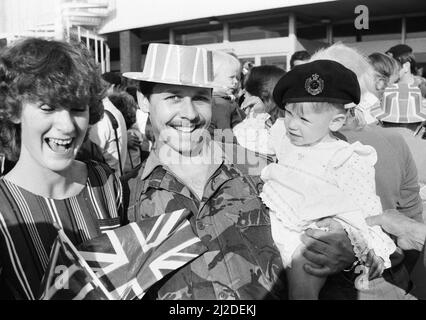 Die letzte Heimkehr der Armeeeinheiten des Royal Engineers 36. Regiment fand im RAF Brize Norton, Oxfordshire, statt. Das von Oberstleutnant Geoff Field kommandierte Regiment war operativ an der Falkland-Inselkampagne beteiligt. Bild zeigt: Ein Hütwechsel für Sapper Martin Roger, der von seiner Frau Joanna und der 20-jährigen Tochter Samantha begrüßt wird. 3.. September 1982. Stockfoto