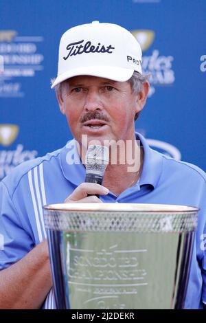 Sep 18, 2011-Incheon, Südkorea-Jay Don Blake aus den USA, spricht über den Turniersieg während der PGA Tour Songdo IBD Meisterschaftsgewinnveranstaltung im Jack Nicklaus Golf Club in Incheon am 18. Sep 2011. Jay Don Blake überlebte am Sonntag eine fünfLoch-Playoff-Runde mit vier Spielern und gewann die Champions Tour Songdo Championship in Südkorea. Es war der erste Turniersieg für Blake seit 1991, als er 1991 die Shearson Lehman Brothers Open und die Argentina Open gewann. Stockfoto