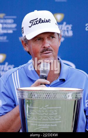 Sep 18, 2011-Incheon, Südkorea-Jay Don Blake aus den USA, spricht über den Turniersieg während der PGA Tour Songdo IBD Meisterschaftsgewinnveranstaltung im Jack Nicklaus Golf Club in Incheon am 18. Sep 2011. Jay Don Blake überlebte am Sonntag eine fünfLoch-Playoff-Runde mit vier Spielern und gewann die Champions Tour Songdo Championship in Südkorea. Es war der erste Turniersieg für Blake seit 1991, als er 1991 die Shearson Lehman Brothers Open und die Argentina Open gewann. Stockfoto