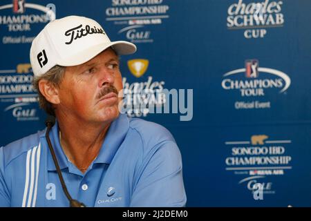 Sep 18, 2011-Incheon, Südkorea-Jay Don Blake aus den USA, spricht über den Turniersieg während der Pressekonferenz des PGA Tour Songdo IBD-Meisterschaftssiegers im Jack Nicklaus Golf Club in Incheon am 18. September 2011. Jay Don Blake überlebte am Sonntag eine fünfLoch-Playoff-Runde mit vier Spielern und gewann die Champions Tour Songdo Championship in Südkorea. Es war der erste Turniersieg für Blake seit 1991, als er 1991 die Shearson Lehman Brothers Open und die Argentina Open gewann. Stockfoto