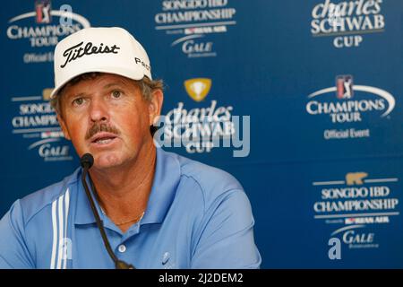 Sep 18, 2011-Incheon, Südkorea-Jay Don Blake aus den USA, spricht über den Turniersieg während der Pressekonferenz des PGA Tour Songdo IBD-Meisterschaftssiegers im Jack Nicklaus Golf Club in Incheon am 18. September 2011. Jay Don Blake überlebte am Sonntag eine fünfLoch-Playoff-Runde mit vier Spielern und gewann die Champions Tour Songdo Championship in Südkorea. Es war der erste Turniersieg für Blake seit 1991, als er 1991 die Shearson Lehman Brothers Open und die Argentina Open gewann. Stockfoto