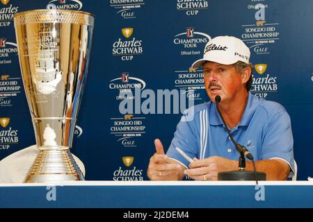 Sep 18, 2011-Incheon, Südkorea-Jay Don Blake aus den USA, spricht über den Turniersieg während der Pressekonferenz des PGA Tour Songdo IBD-Meisterschaftssiegers im Jack Nicklaus Golf Club in Incheon am 18. September 2011. Jay Don Blake überlebte am Sonntag eine fünfLoch-Playoff-Runde mit vier Spielern und gewann die Champions Tour Songdo Championship in Südkorea. Es war der erste Turniersieg für Blake seit 1991, als er 1991 die Shearson Lehman Brothers Open und die Argentina Open gewann. Stockfoto